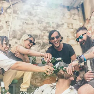 Booze & Snooze Social Albergue